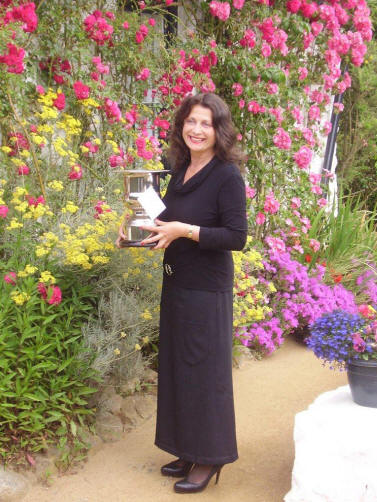 Elizabeth Perrée receives the Sark Large garden trophy